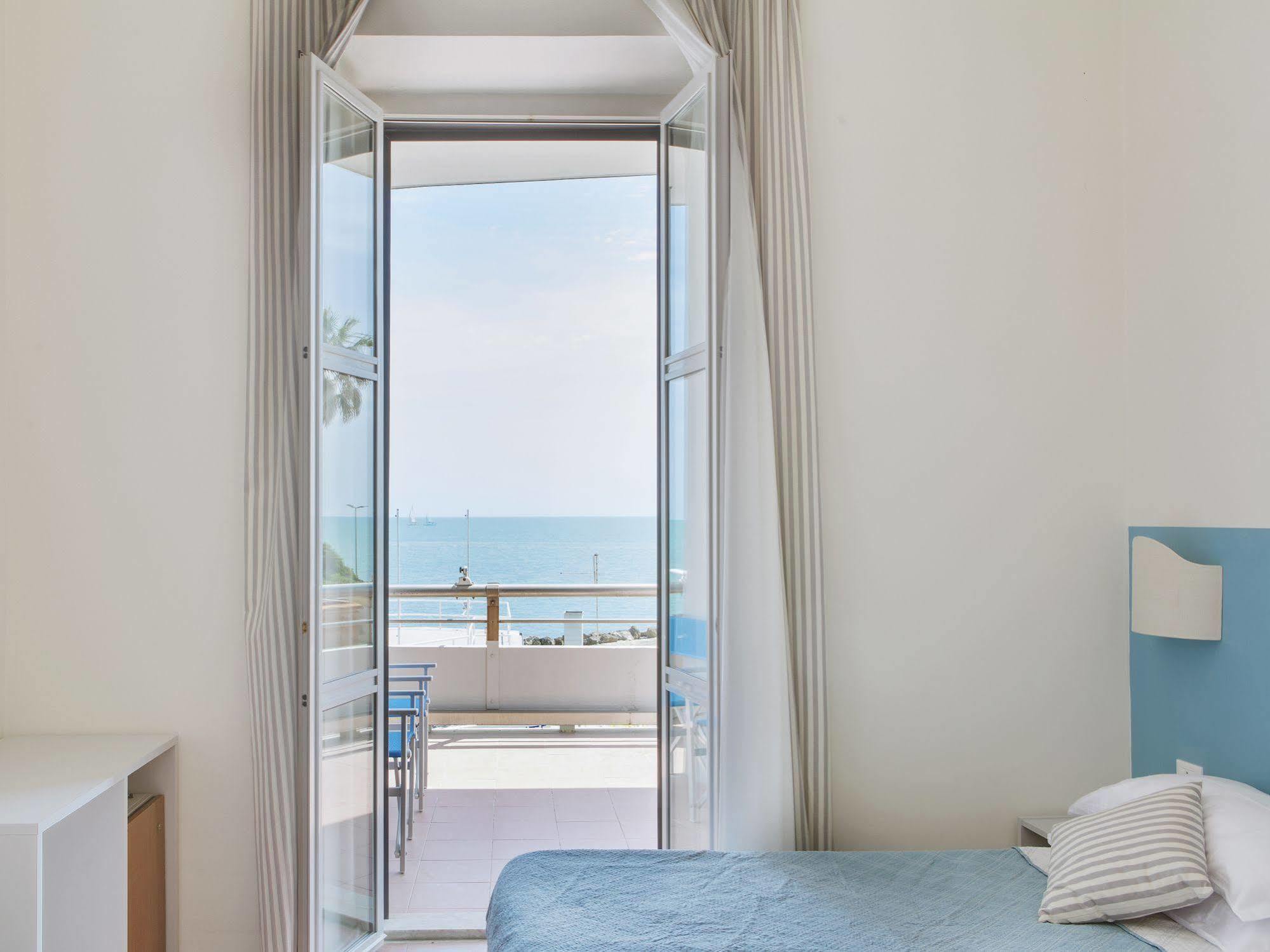 Hotel Riviera Anzio Esterno foto