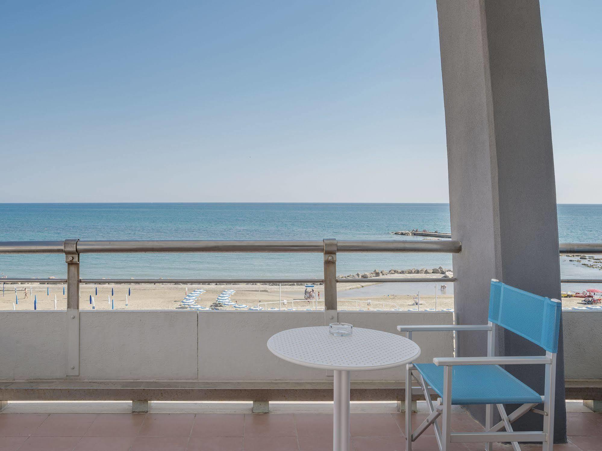 Hotel Riviera Anzio Esterno foto