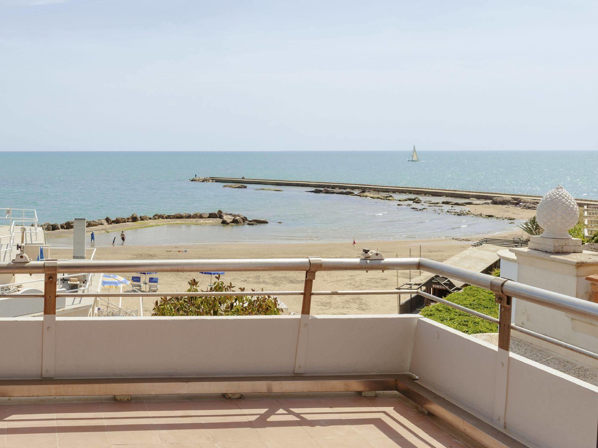 Hotel Riviera Anzio Esterno foto